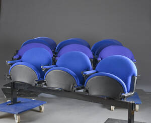 Fem stolerækker, sortlakeret metal og blå uld 5