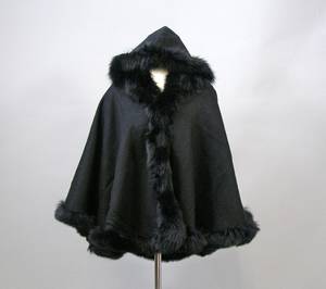 Stola aus 100 Lammwolle, Fuchsbesatz