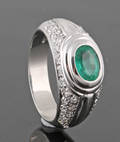 18Kt Diamond and Emerald ring approx. 0.55ct.