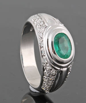 18Kt Diamond and Emerald ring approx. 0.55ct.