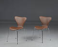 Arne Jacobsen. To stole, model 3107 syveren, certifikat medfølger 2