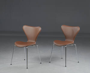 Arne Jacobsen. To stole, model 3107 syveren, certifikat medfølger 2