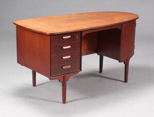 Dansk møbelproducent. Fritstående skrivebord, teaktræ