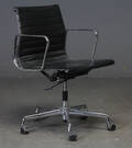 Charles Eames. Kontorstol EA 117