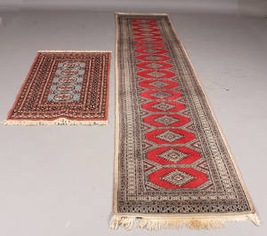 Orientalske tæpper. 138 x 79 og 380 x 83 cm. 2