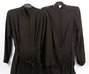 KLÄNNINGAR 2 st,1900-talets mitt.