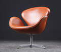Arne Jacobsen 1902 - 1971. Svanen, hvilestol model 3320, Cognac læder