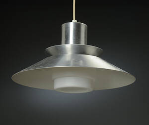 Pendel af aluminium og glas