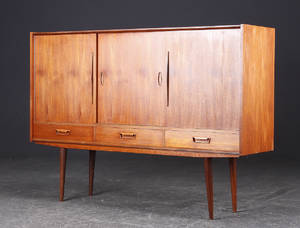 Dansk møbelproducent. Høj skænk