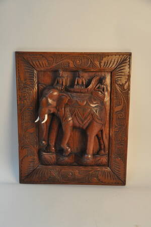 Trærelief med elefant