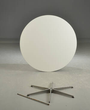 Arne Jacobsen, Bruno Mathsson og Piet Hein. Fod og plade til cirkulært spisebord, Ø 145 cm Denne vare er sat til omsalg under nyt varenummer 4993246