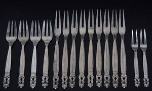 Johan Rohde for Georg Jensen. 11 pålægsgafler samt 4 kagegafler, Kongemønster 15