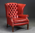 Øreklapstol af rødt læder, chesterfield-stil