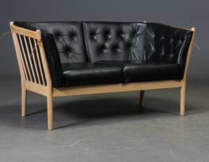 Dansk møbelproducent. To-personers sofa, tremmestel af bøg, sort læder 