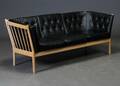 Dansk møbelproducent. Tre-personers sofa, tremmestel af bøg, sort læder 