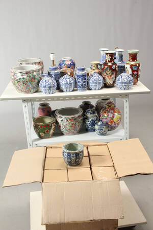 Samling kinesisk porcelæn i polykrome og blålige farver 82