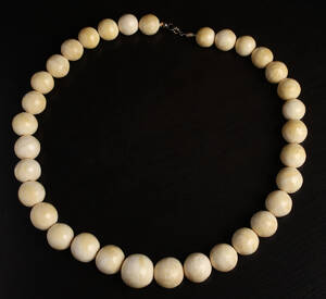 Halskæde i forløb, elfenbensperler