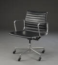 Ray og Charles Eames. Kontorstol model EA 335, poleret aluminium sort læder
