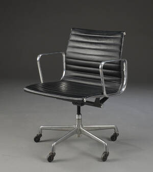 Ray og Charles Eames. Kontorstol model EA 335, poleret aluminium sort læder