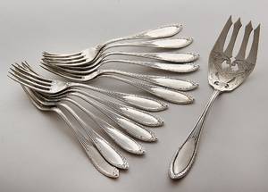 12 gafler samt fiskespade af sølv. 13