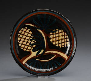 Kähler. Fad af glaseret lertøj dekoreret med gran og kogler