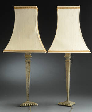 Et par bordlamper af messing med ciseleringer, 1900-tallet. 2