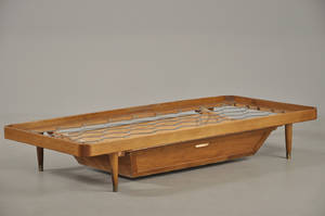 Daybed af bejdset bøg, underliggende magasin, ca. 1950erne 2