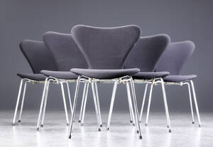 Arne Jacobsen. Seks syverstole model 3107, sort uld 6  