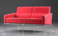 Arne Jacobsen. To-pers. lufthavnssofa, model 3302, rød hallingdal
