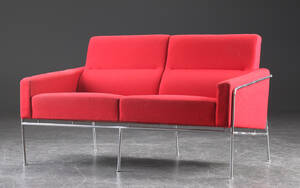 Arne Jacobsen. To-pers. lufthavnssofa, model 3302, rød hallingdal