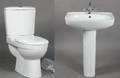 Coco. Håndvask med søjle samt sparetoilet.