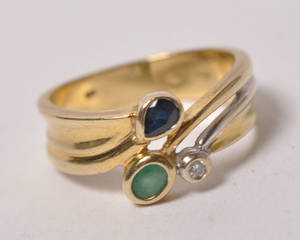 Ring med safir, smaragd og diamant