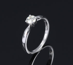 Klassisk brillant-solitairering af 18 kt. hvidguld på ca. 0.41 ct