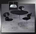 Arne Jacobsen, Jubilæumssæt Æggebord, tre stole, model 3100 samt Stelling pendel 5  Denne vare er sat til omsalg under nyt varenummer 4723298