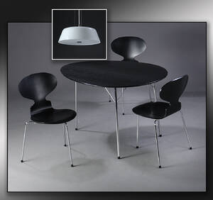 Arne Jacobsen, Jubilæumssæt Æggebord, tre stole, model 3100 samt Stelling pendel 5  Denne vare er sat til omsalg under nyt varenummer 4723298