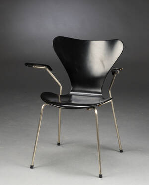 Arne Jacobsen. Syveren med armlæn, model 3207  Denne vare er sat til omsalg under nyt varenummer 4135219