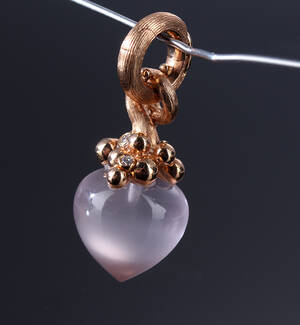 Ole Lynggaard. Stor Filigran Dew Drops charm af 18 kt. rødguld med rosakvarts og brillanter, 0,03 ct.