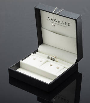 Samling barnepigesmykker af sterling sølv, dertil et smykkeskrin