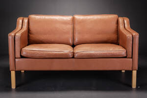 Dansk møbelproducent. To-pers. sofa med brunt læder