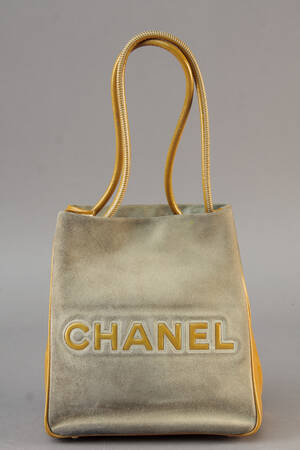 Chanel. Taske af ruskind og lak Denne vare er sat til omsalg under nyt varenummer 3947591