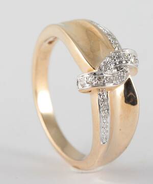 Ring in 9k set with diamonds 0.13ct