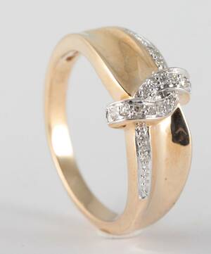 Ring in 9k set with diamonds 0.13ct 