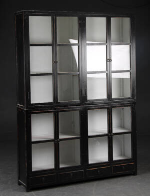 Stort Vitrineskab af sort antikbemalet træ