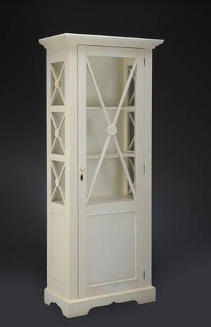Hvidmalet vitrine med rosetter