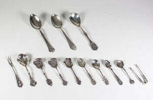 Parti silver 13, främst diverse skedar.