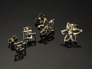 To par guld ørestikker. 2