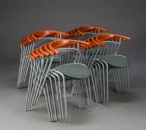 En samling på 24 stabelstole med stel af grålakeret metal, 24. Denne vare er sat til omsalg under nyt varenummer 4125113