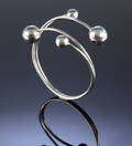 Moderne armring af sterlingsølv prydet med kugler