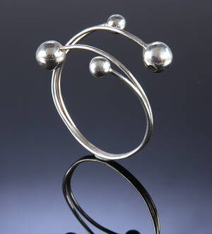 Moderne armring af sterlingsølv prydet med kugler