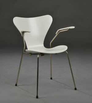 Arne Jacobsen. Armstol syveren model 3207 
